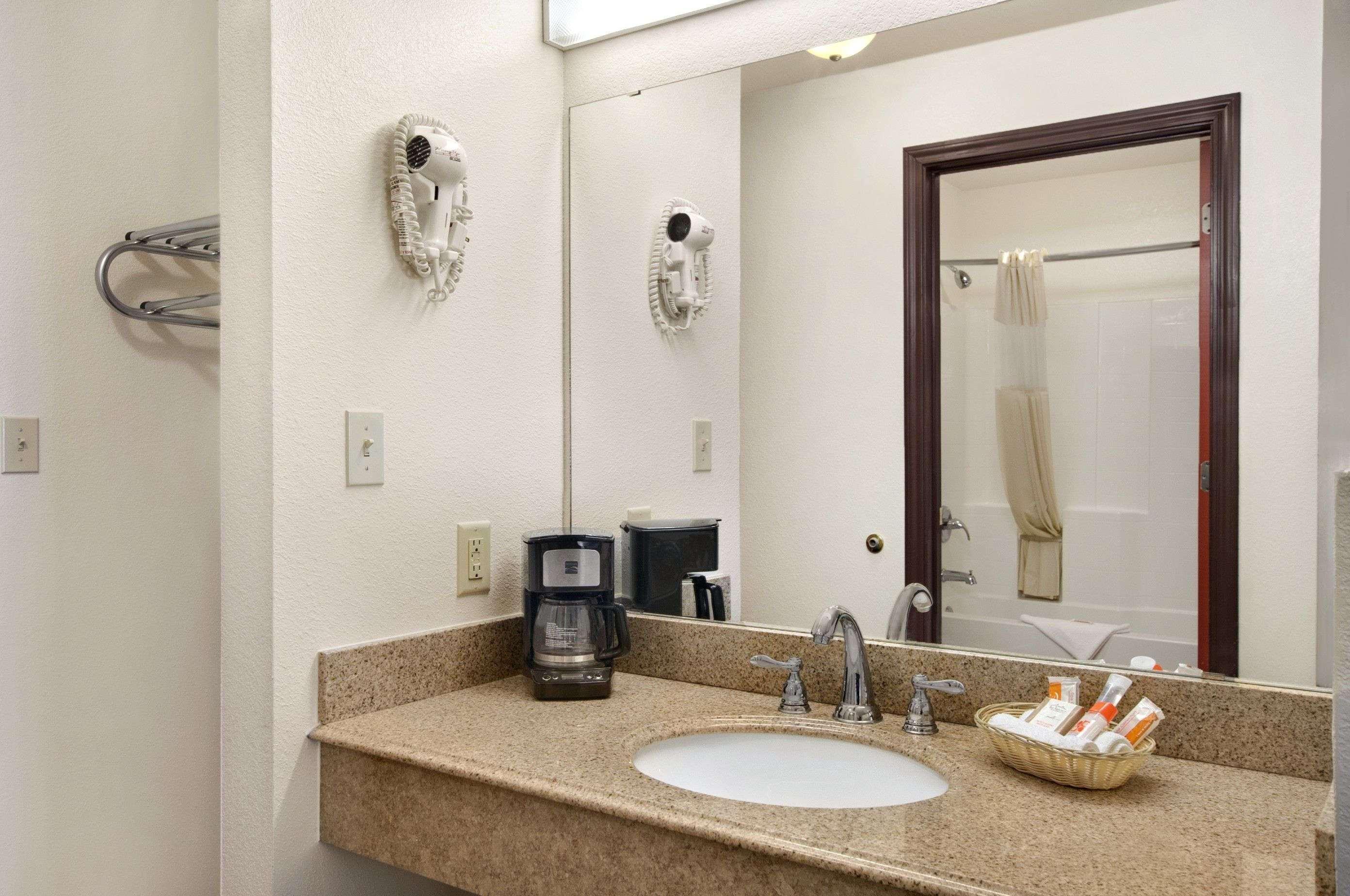 Howard Johnson By Wyndham Lubbock Tx Εξωτερικό φωτογραφία