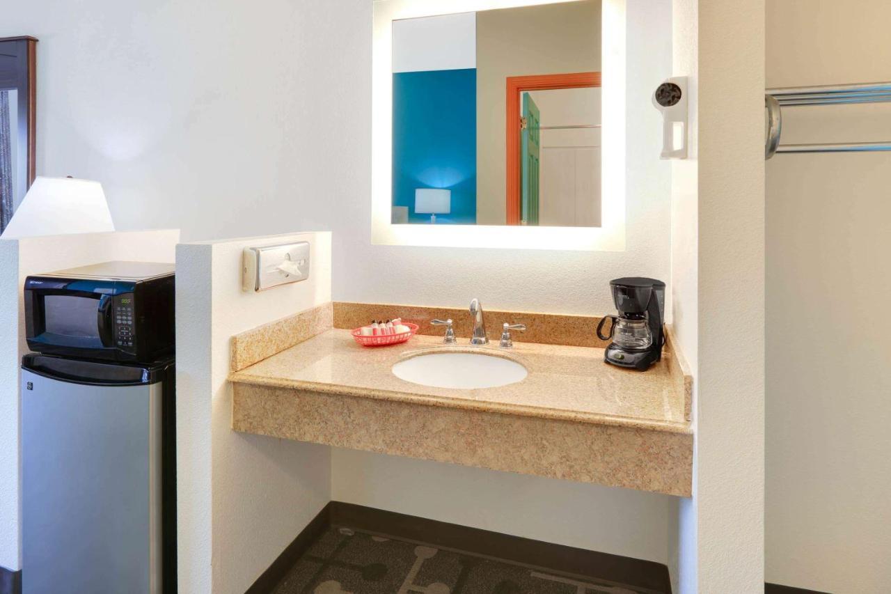Howard Johnson By Wyndham Lubbock Tx Εξωτερικό φωτογραφία